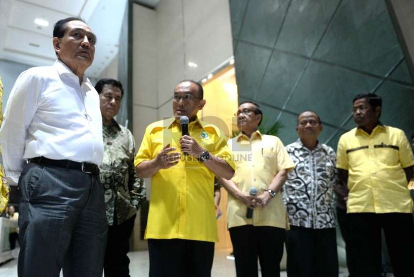  Ketua Umum Partai Golkar Aburizal Bakrie (tengah) bersama jajaran pengurus partai  menggelar konferensi pers terkait penyenggelaraan Munas ke-7 Partai Golkar di Jakarta, Selasa (25/11) malam. (Republika/Wihdan)