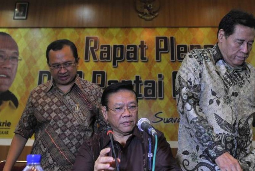  Wakil Ketua Umum Partai Golkar Agung Laksono (tengah) didampingi Priyo Budi Santoso (kiri) dan Muladi (kanan) membuka skors rapat pleno Partai Golkar di DPP Golkar, Jakarta, Selasa (25/11). 