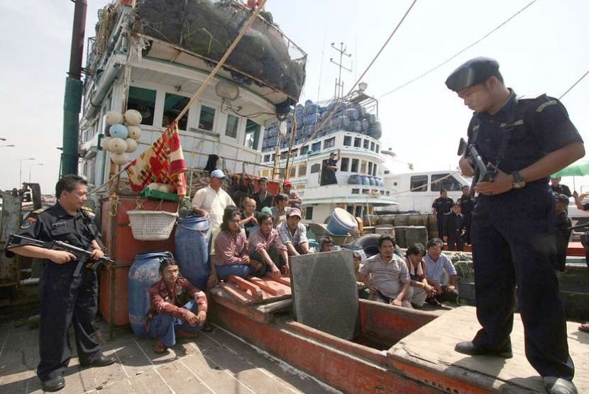 Petugas mengamankan sejumlah ABK warganegara asing yang melakukan pencurian ikan (Illegal Fishing),