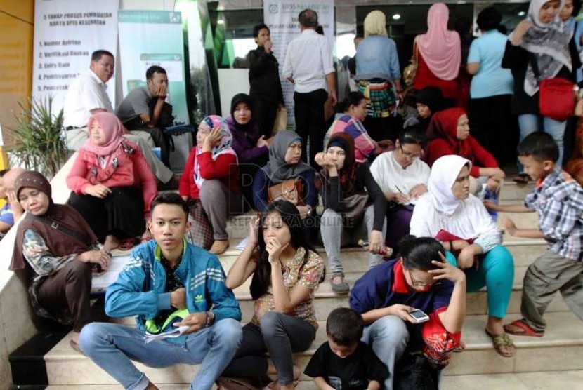  Warga mengantre untuk mendaftar kartu BPJS Kesehatan di Kantor BPJS Cabang Jakarta Selatan, Rabu (26/11).   (Republika/ Yasin Habibi)