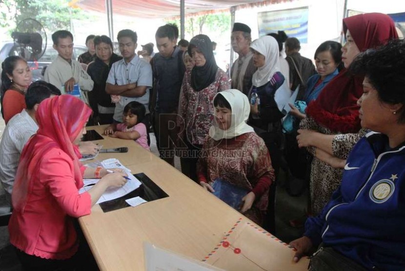  Warga mengantre untuk mendaftar kartu BPJS Kesehatan di Kantor BPJS Cabang Jakarta Selatan, Rabu (26/11).   (Republika/ Yasin Habibi)