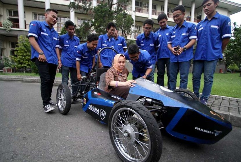    Rektor UGM, Dwikorita Karnawati mencoba menaiki mobil listrik buatan mahasiswa yang tergabung dalam Tim Mobil Listrik Arjuna UGM di Balairung UGM, Yogyakarta, Rabu (26/11).   (Antara/Noveradika)