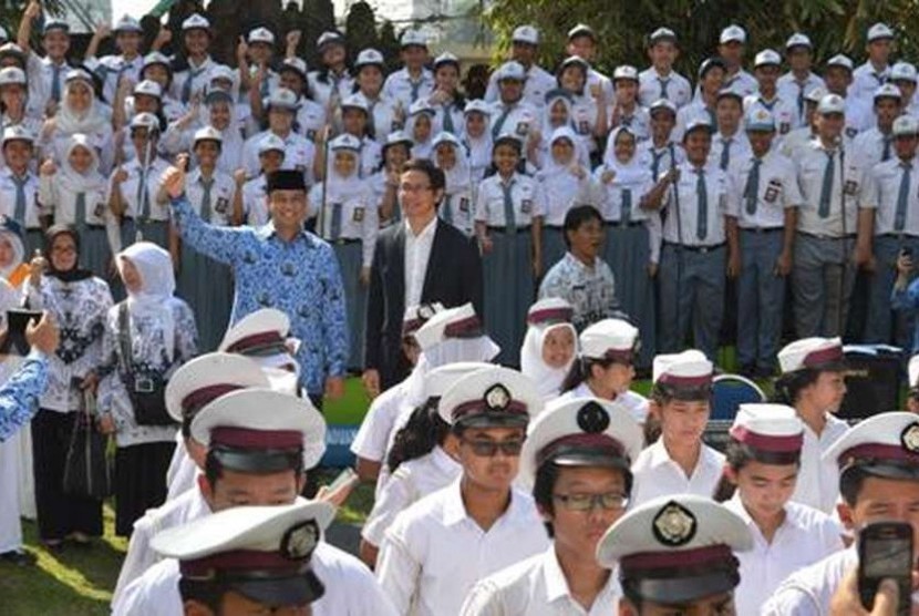  Mendikbud Anies Baswedan berselfie ria dengan beberapa pelajar seusai upacara pada peringatan Hari Guru Nasional dan HUT PGRI ke-69 di halaman kantor Kementerian Pendidikan dan Kebudayaan, Jakarta, Selasa (25/11).   (dok. Kemendikbud/Ridwan Maulana)