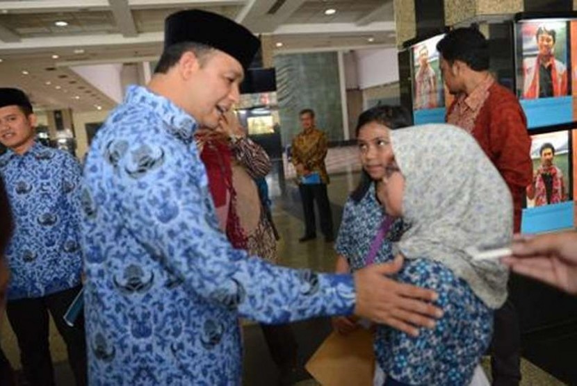   Mendikbud Anies Baswedan berdialog dengan salah satu siswa seusai upacara pada peringatan Hari Guru Nasional dan HUT PGRI ke-69 di halaman kantor Kemendikbud, Jakarta, Selasa (25/11).   (dok. Kemendikbud/Ridwan Maulana)