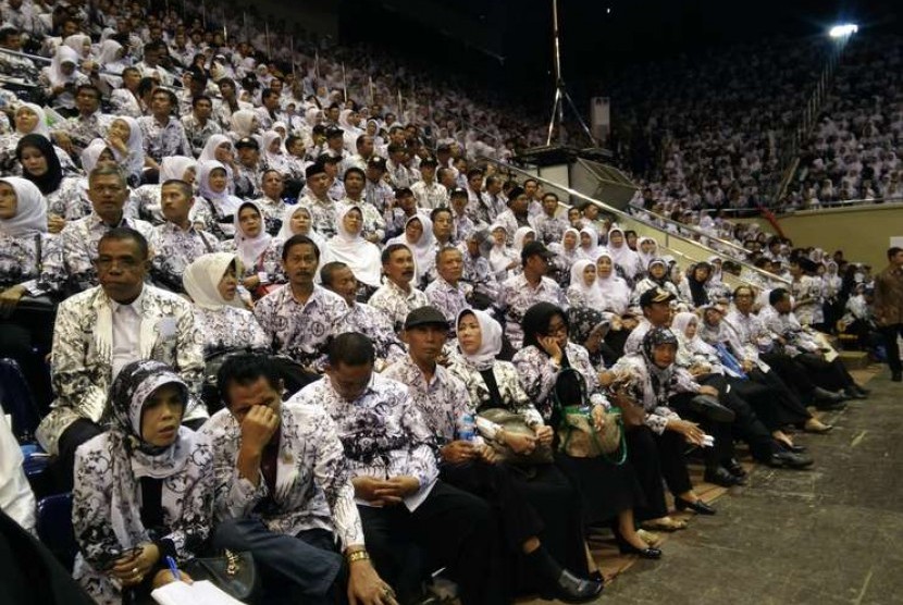   Puncak Peringatan Hari Guru Nasional 2014 dan Hari Ulang Tahun ke-69 Persatuan Guru Republik Indonesia (PGRI) di Istora Senayan Jakarta, Kamis (27/11).  (Republika/Niken)