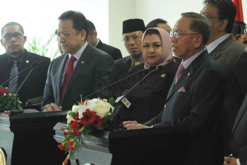     Ketua DPD RI, Irman Gusman (kedua kiri) menerima kunjungan Pimpinan Delegasi Dewan Negara Malaysia, Tan Sri Abu Zahar Ujang (kanan) di gedung Nusantara III Senayan, Jakarta, Kamis (27/11).  (Republika/Agung Supriyanto)