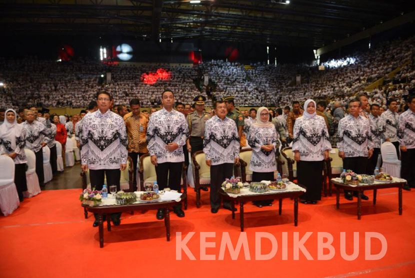 Selain Wapres Jusuf Kalla, Puncak Peringatan HGN dan HUT PGRI ke-69, jugs dihadiri oleh sejumlah menteri, diantaranya Menag Lukman Hakim.  (Kemdikbud/Jilan Rifai)