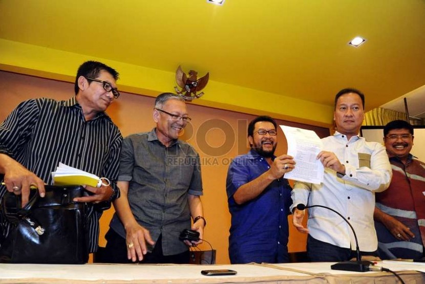  Anggota tim Presidium Penyelamat Partai Golkar menggelar konferensi pers di kantor DPP Parta Golkar, Jakarta, Jumat (28/11).   (Republika/ Tahta Aidilla)