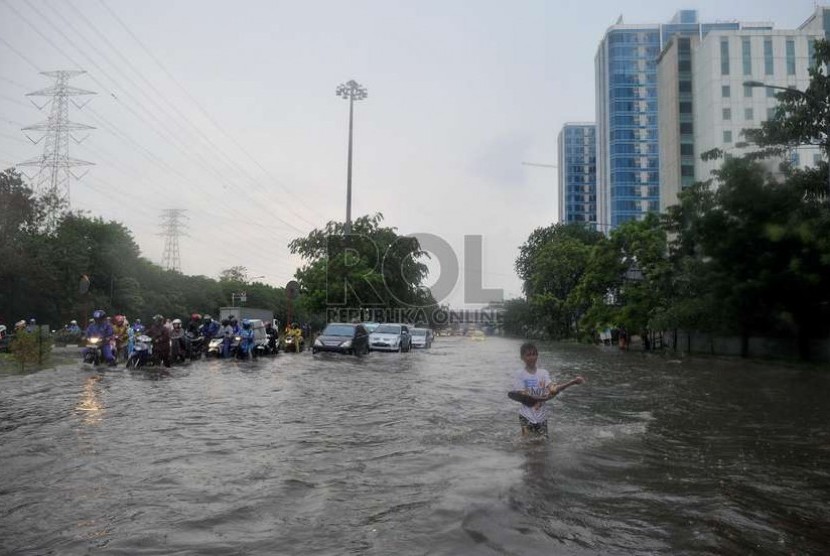 Usai hujan lebat, genangan air setinggi 60 cm menggenangi jalan di kawasan Halim, Jakarta Timur, Jumat (28/11).  ( Republika/Edwin Dwi Putranto)