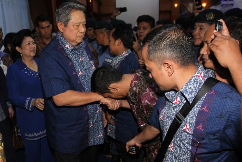  Ketua Umum Partai Demokrat Susilo Bambang Yudhoyono (SBY) didampingi istri Ani Yudhoyono usai menghadiri Rapat Konsolidasi DPD Partai Demokrat DKI Jakarta di Jakarta, Jumat (28/11). (Antara/Wahidin)