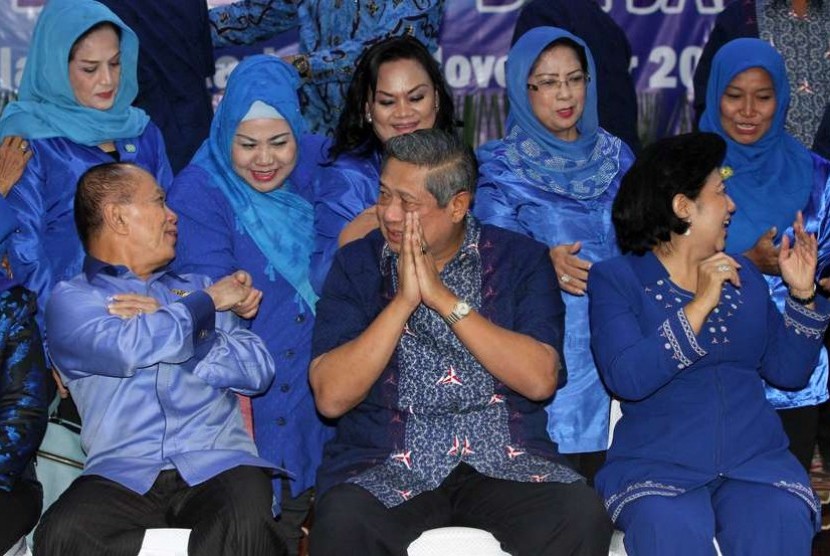  Ketua Umum Partai Demokrat Susilo Bambang Yudhoyono (tengah) didampingi istri Ani Yudhoyono (kanan) dan Ketua Harian Syarief Hasan (kiri) usai menghadiri Rapat Konsolidasi DPD Partai Demokrat DKI Jakarta, Jumat (28/11). (Antara/Wahidin)