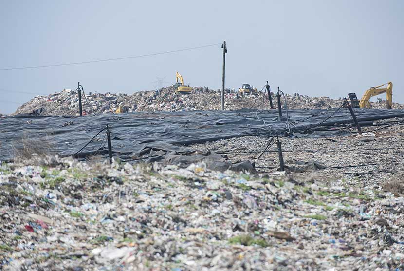  Deretan pipa HDPE (High Density Poly Ethylene) yang ditanam dalam tumpukan sampah di TPST (Tempat Pembuangan Sampah Terpadu) Bantar Gebang, Bekasi, Jumat (28/11).  (Antara/Paramayuda)      