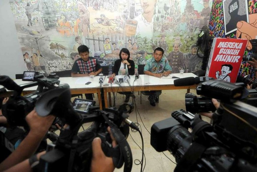   Diskusi Pembebasan Pollycarpus di Kantor Kontras, Jakarta, Ahad (30/11). (Republika/Agung Supriyanto)