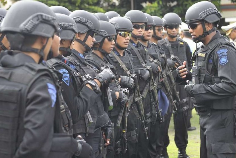   Anggota Pasukan Anti Anarkis Brimobda Polda Bali berkoordinasi di Mapolda Bali, Denpasar, Ahad (30/11).  (Antara/Nyoman Budhiana)