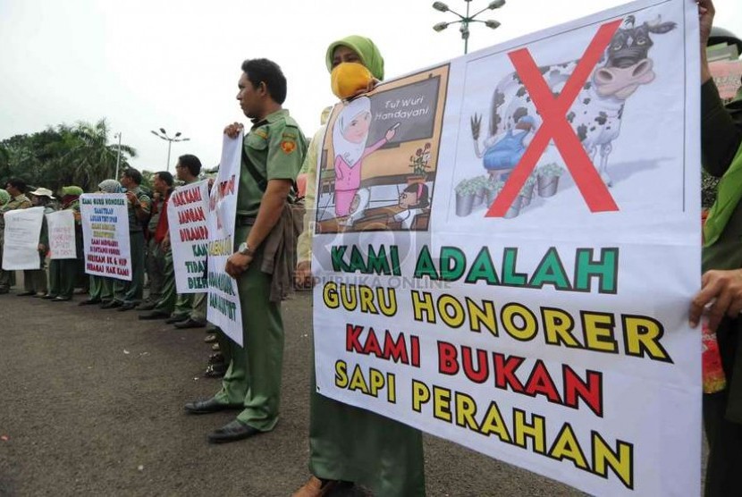  Guru honorer yang tergabung dalam Front Pembela Honorer Indonesia (FPHI) berunjuk rasa di depan Komplek Parlemen, Senayan, Jakarta, Senin (1/12).  (Republika/Agung Supriyanto)