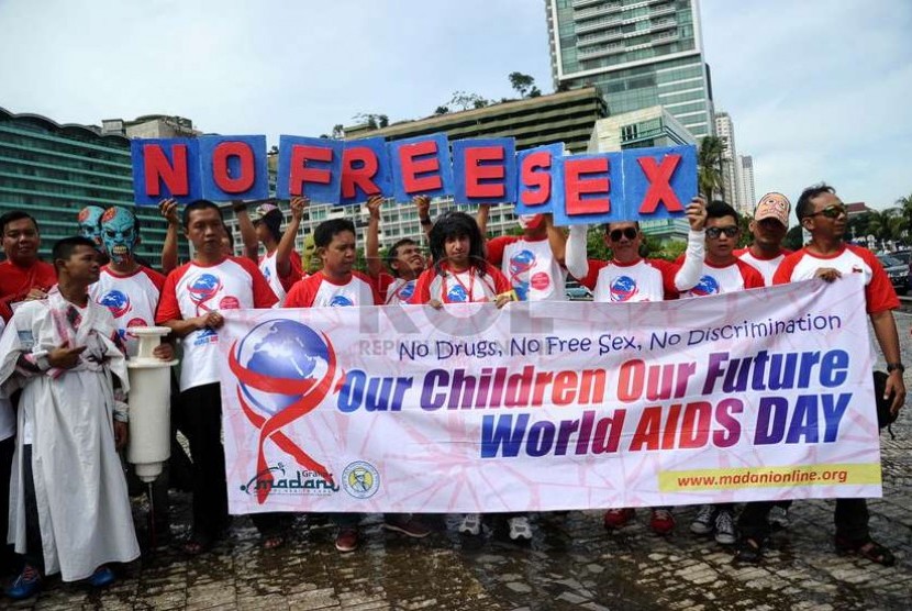  Pengunjuk rasa yang tergabung dalam Masyarakat Madani melakukan aksi simpatik peringati hari Aids di Bundaran HI, Jakarta, Senin (1/12).  (Republika/ Tahta Aidilla)