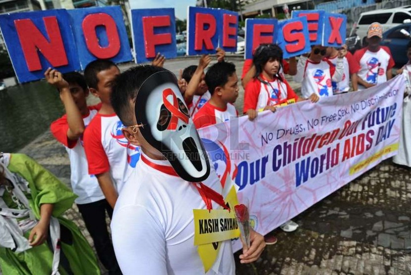  Pengunjuk rasa yang tergabung dalam Masyarakat Madani melakukan aksi simpatik peringati hari Aids di Bundaran HI, Jakarta, Senin (1/12).  (Republika/ Tahta Aidilla)