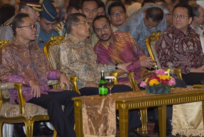  Wapres Jusuf Kalla (kedua kiri) berbincang bersama Ketua KPK Abraham Samad (kedua kanan) saat menghadiri pembukaan Konferensi Nasional Pemberantasan Korupsi (KNPK) Tahun 2014 di Balai Kartini, Jakarta, Selasa (2/12). (Antara/Widodo S. Jusuf)