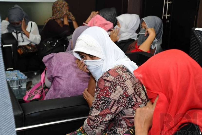  Tenaga Kerja Wanita (TKW) yang dipulangkan dari Kuala Lumpur, Malaysia tiba di Bareskrim Mabes Polri, Jakarta, Rabu (3/12).  (Republika/ Tahta Aidilla)