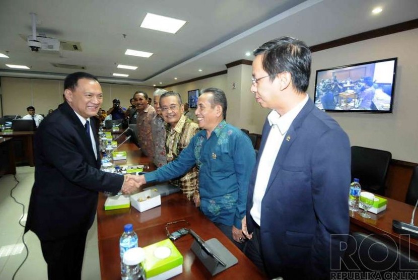  Gubernur Bank Indonesia, Agus DW Martowardojo mengikuti rapat kerja dengan Komite IV DPD RI di Gedung DPD Kompleks Parlemen Senayan, Jakarta, Rabu (3/12).  (Republika/Agung Supriyanto)