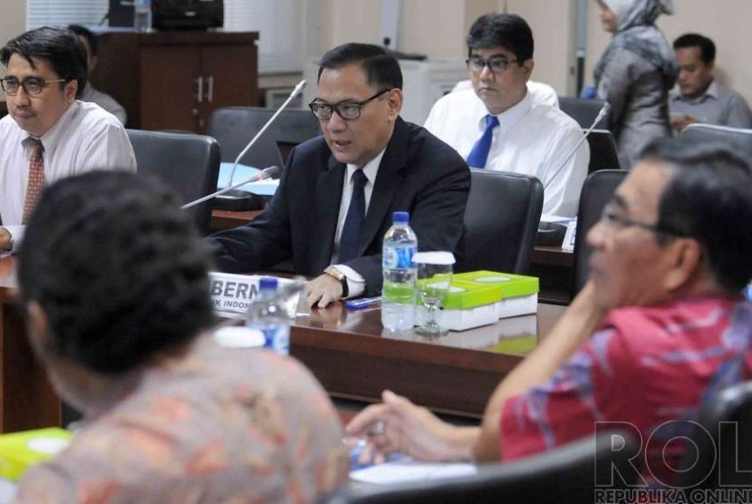  Gubernur Bank Indonesia, Agus DW Martowardojo mengikuti rapat kerja dengan Komite IV DPD RI di Gedung DPD Kompleks Parlemen Senayan, Jakarta, Rabu (3/12).  (Republika/Agung Supriyanto)