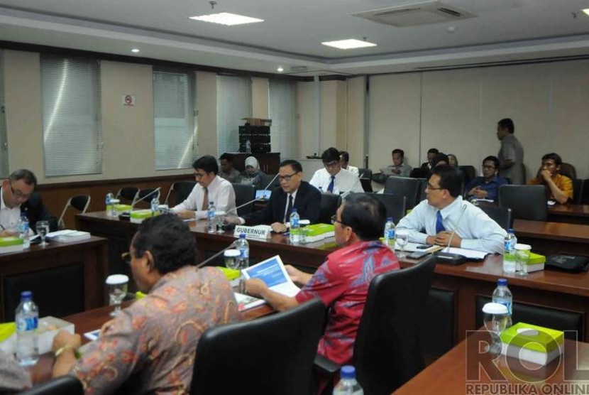  Gubernur Bank Indonesia, Agus DW Martowardojo mengikuti rapat kerja dengan Komite IV DPD RI di Gedung DPD Kompleks Parlemen Senayan, Jakarta, Rabu (3/12).  (Republika/Agung Supriyanto)