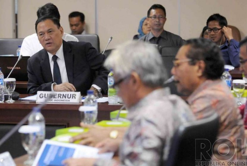  Gubernur Bank Indonesia, Agus DW Martowardojo mengikuti rapat kerja dengan Komite IV DPD RI di Gedung DPD Kompleks Parlemen Senayan, Jakarta, Rabu (3/12).  (Republika/Agung Supriyanto)