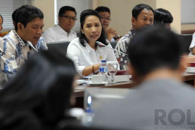   Menteri Badan Usaha Milik Negara (BUMN) Rini Soemarno mengikuti Rapat Kerja dengan Komite II DPD RI di Gedung DPD Kompleks Parlemen Senayan, Jakarta, Kamis (4/12).   (Republika/Agung Supriyanto)