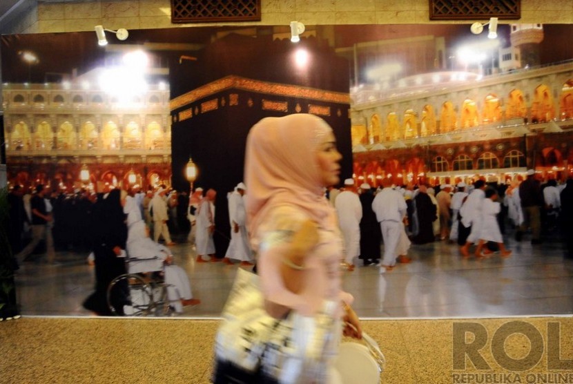   Pengunjung melintas dalam pameran Internasional Haji dan Umroh di Balai Sudirman, Jakarta, Kamis (4/12).   (Republika/ Tahta Aidilla)