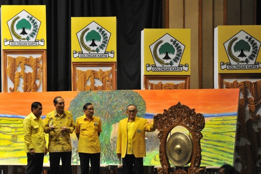  Ketua Umum Partai Golkar terpilih, Aburizal Bakrie (kanan) menutup Munas Partai Golkar di Nusa Dua, Bali, Kamis (4/12). (Antara/Puspa Perwitasari)