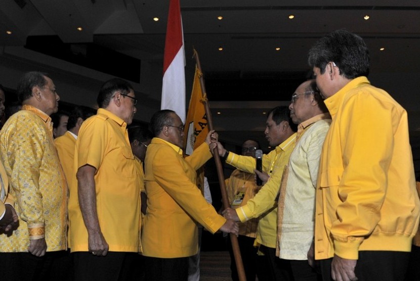  Ketua Umum Partai Golkar, Aburizal Bakrie (ketiga kiri) menerima panji Partai Golkar dari Ketua Steering Commitee Munas IX Golkar Nurdin Halid (ketiga kanan) saat penutupan Munas Partai Golkar di Nusa Dua, Bali, Kamis (4/12). (Antara/Puspa Perwitasari)