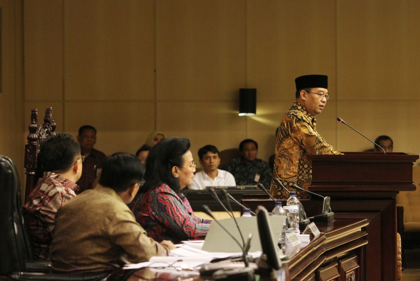  BPK Harry Azhar Aziz (kanan) membacakan laporan kinerja BPK semester I/2014 saat Rapat Paripurna DPD RI di Kompleks Parlemen Senayan, Jakarta, Jumat (5/12).  (Antara/Reno Esnir)