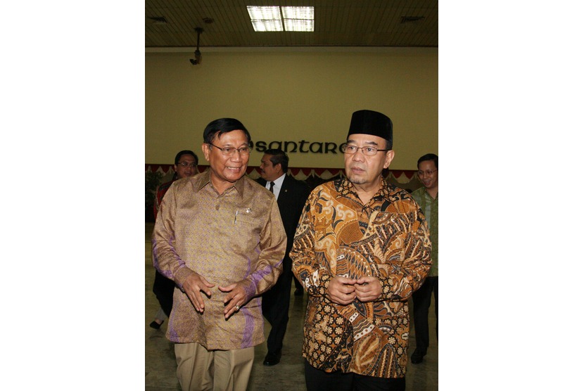  BPK Harry Azhar Aziz (kanan) membacakan laporan kinerja BPK semester I/2014 saat Rapat Paripurna DPD RI di Kompleks Parlemen Senayan, Jakarta, Jumat (5/12).  (Antara/Reno Esnir)