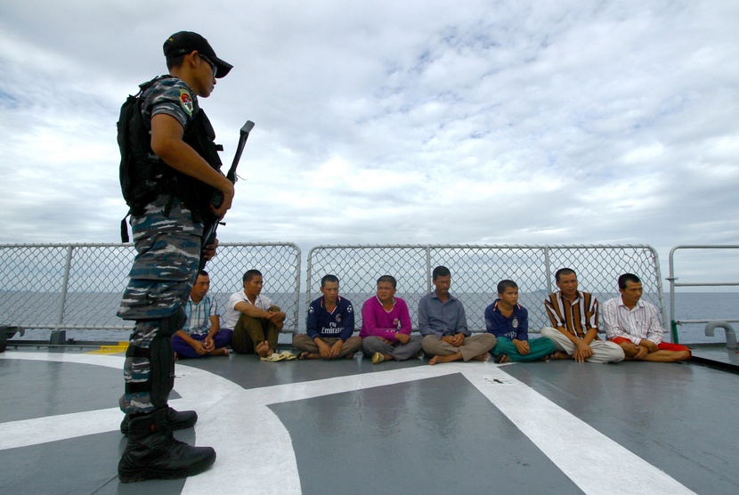  Sejumlah nelayan asing ditahan di geladak helikopter KRI Barakuda 633 di wilayah Laut Natuna, Anambas, Kepri, Jumat (5/12). (Antara/Joko Sulistyo)