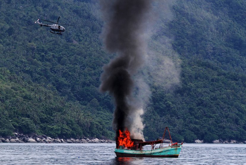   Kapal ikan asing asal Vietnam diledakkan dan ditenggelamkan oleh TNI Angkatan Laut di perairan Natuna, Kepulauan Riau beberapa waktu lalu. (Antara/Immanuel Antonius)