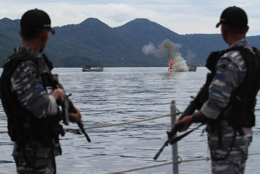  Nelayan Pantura berangkat ke Perairan Natuna bantu jaga perbatasan. Kapal ikan asing asal Vietnam diledakkan dan ditenggelamkan oleh TNI Angkatan Laut di perairan Natuna, Kepulauan Riau, Jumat (5/12).