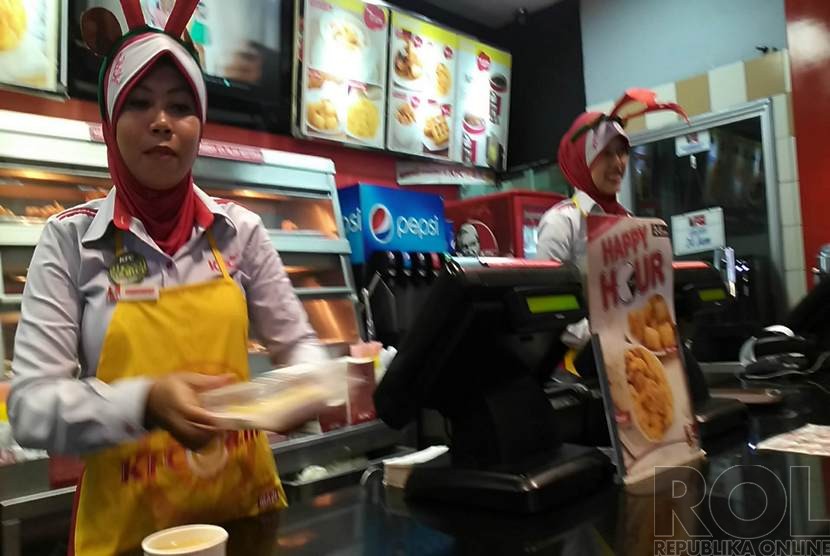 Muslim employee wore Christmas attribute as part of her duty attire while serving customer at the fast food restaurant in Banten, Sunday (12/7).