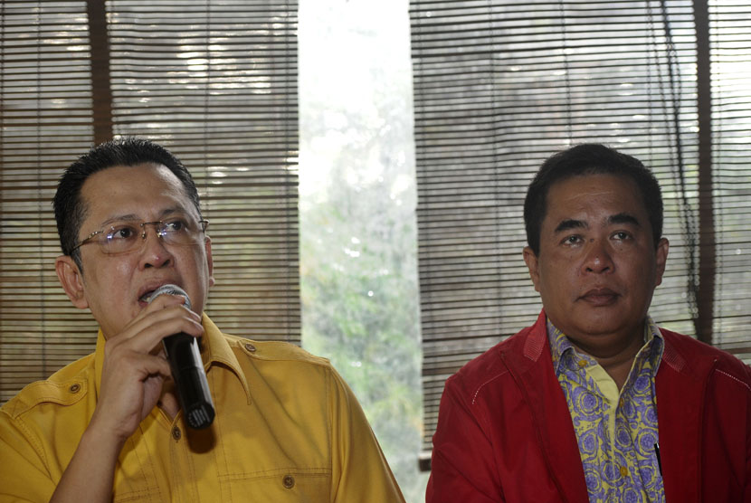  Ketua Fraksi Golkar DPR Ade Komarudin (kanan) didampingi Sekretaris Fraksi Bambang Soesatyo memberikan keterangan terkait pelaksanaan Munas Golkar Jakarta di Jakarta, Ahad (7/12). (Antara/Wahyu Putro)