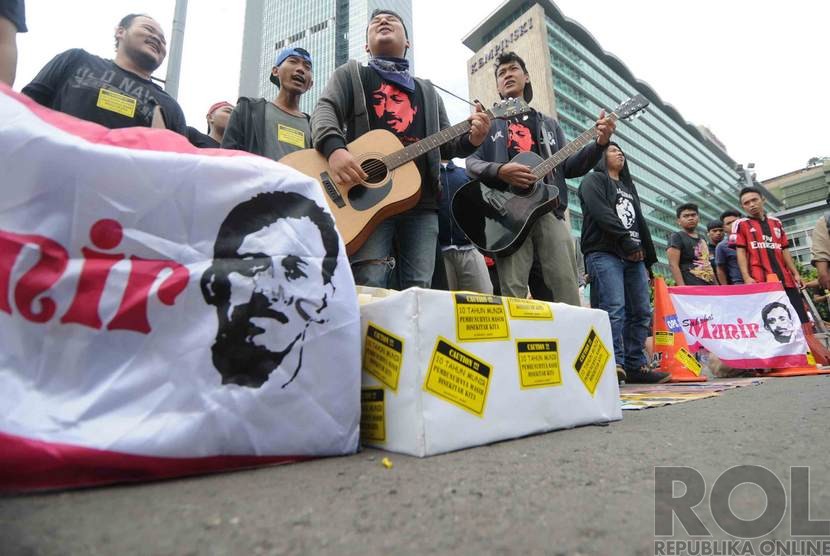 Sejumlah aktivis Sahabat Munir bernyanyi meneriakkan hak asasi manusia di Bundaran HI, Jakarta. (Republika/Agung Supriyanto)
