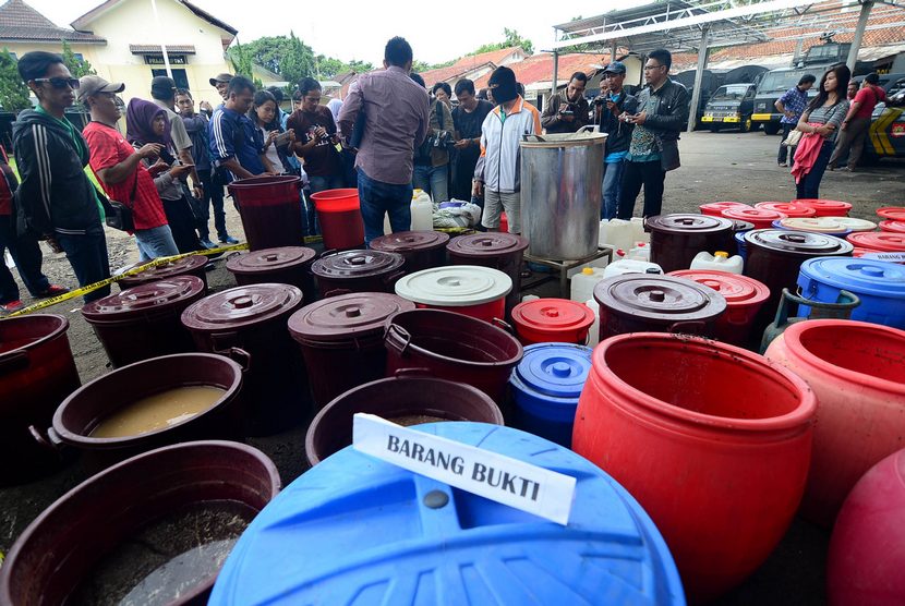   Barang bukti minuman keras (miras) oplosan yang berhasil disita di Mapolres Bogor Kota, Jabar, Ahad (7/12). (Antara/Jafkhairi)
