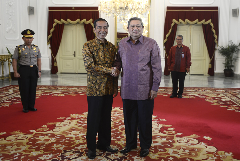 Presiden Joko Widodo (kiri) menerima Chairman Global Green Growth Institute Susilo Bambang Yudhoyono di Istana Merdeka, Jakarta, Senin (8/12). (Antara/Prasetyo Utomo)