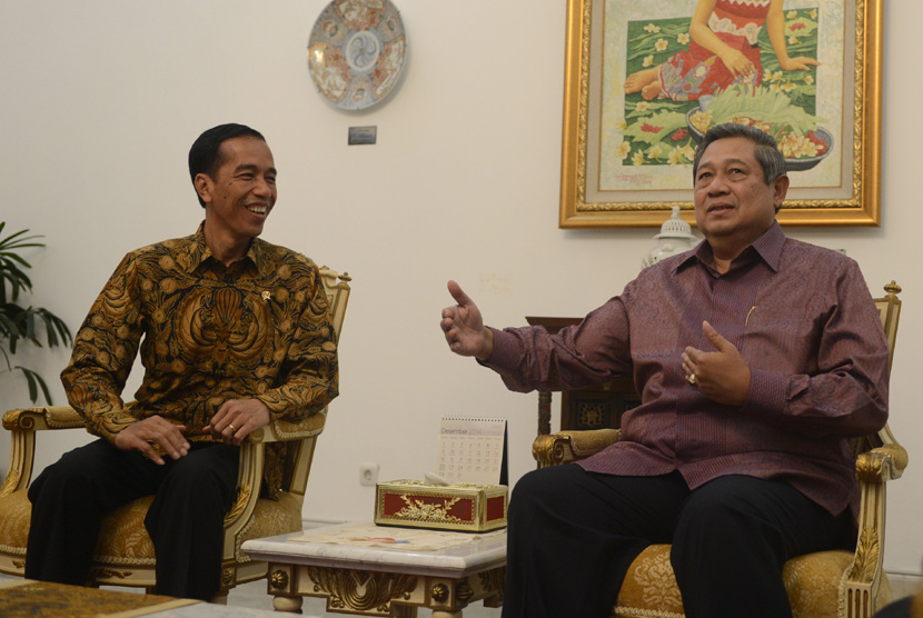 Presiden Joko Widodo (kiri) menerima Chairman Global Green Growth Institute Susilo Bambang Yudhoyono di Istana Merdeka, Jakarta, Senin (8/12). (Antara/Prasetyo Utomo)