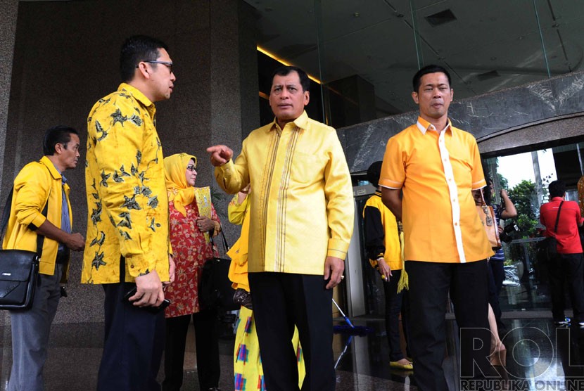  Politisi Partai Golkar Dolly Kurnia (kiri) dan Nurdin Halid (tengah)  -foto ilustrasi-  (Republika/Tahta Aidilla)