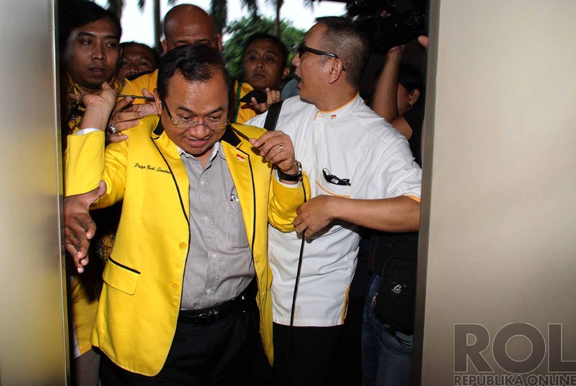    Wakil Ketua Umum Partai Golkar Priyo Budi Santoso tiba di gedung Kemenkumham, Jakarta, Senin (8/12), saat akan menyerahkan hasil Munas Partai Golkar di Ancol. (Republika/Tahta Aidilla)