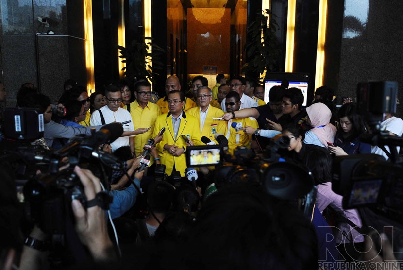 Wakil Ketua Umum Partai Golkar Priyo Budi Santoso berbicara kepada media usai menyerahkan hasil Munas Partai Golkar di Ancol ke Kemenkumham, Jakarta, senin (8/12). (Republika/Tahta Aidilla)