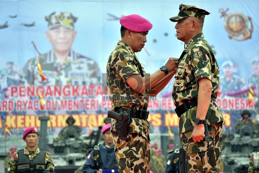  Komandan Korps Marinir Mayjen TNI (Mar) A Faridz Wasingthon (kiri) saat menyematkan brevet kehormatan Trimedia kepada Menhan Ryamizard Ryacudu di Lapangan Apel Kesatrian Marinir Cilandak, Jakarta Selatan, Selasa (9/12). (Republika/Rakhmawaty La'lang)