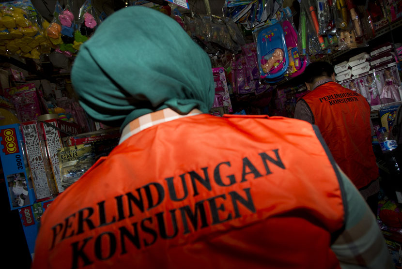  Petugas Standardisasi dan Perlindungan Konsumen Kementerian Perdagangan memeriksa label SNI (Standar Nasional Indonesia) pada mainan anak yang dijual di Pasar Gembrong, Jakarta, Rabu (10/12).(Antara/Rosa Panggabean)