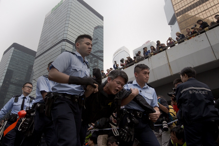 Polisi Hong Kong menahan perngunjuk rasa antidemokrasi.
