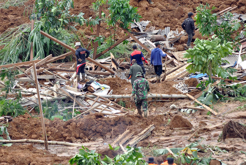  Warga bersama anggota TNI dan relawan mencari korban tertimbun tanah longsor di Dusun Jemblung, Desa Sampang, Karangkobar, Banjarnegara, Jawa Tengah, Sabtu (13/12).(Antara/Anis Efizudin)