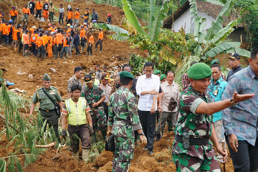 Presiden Joko Widodo meninjau lokasi bencana longsor di Dusun Jemblung, Desa Sampang, Kecamatan Karangkobar, Banjarnegara, Jawa Tengah, Ahad (14/12). (Antara/Idhad Zakaria)